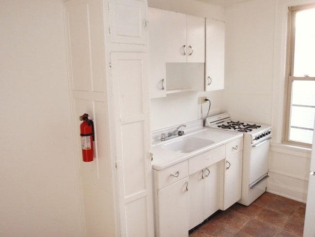 Kitchen - 29 W Daniels St