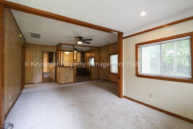 Building Photo - 2 Bed | 1 Bath | Large Backyard | $200 Move-in Special