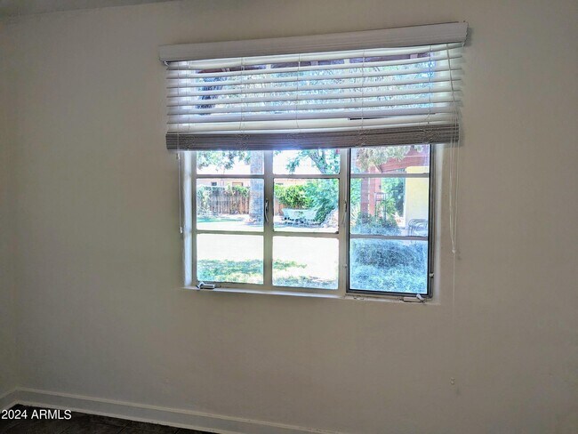 Building Photo - 746 E Maryland Ave