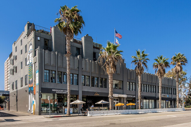 Building Photo - 631 Wilshire Blvd