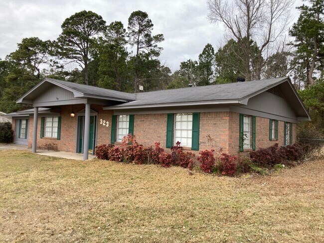 Foto del edificio - 323 Red Bluff Rd