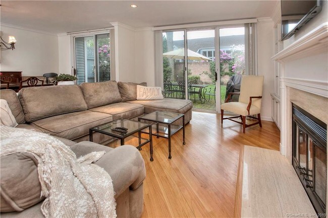 Building Photo - 1400 Post Rd E