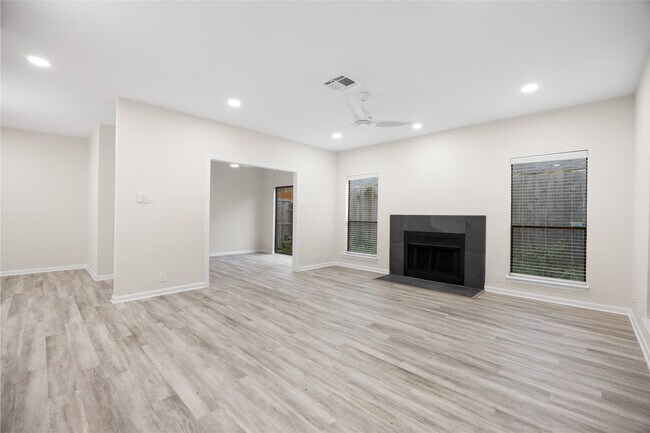 Foto del edificio - 2668 Bering Dr