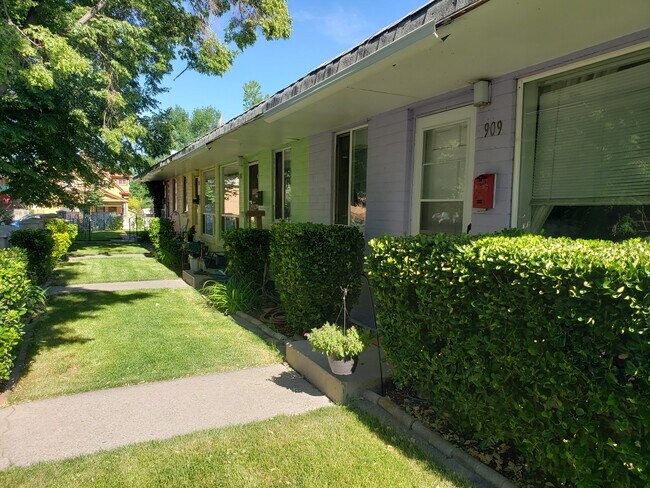Building Photo - 909 E Laird Ave