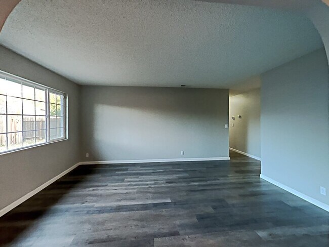Building Photo - 255 Springvalley Dr