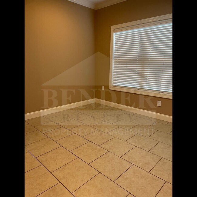 Building Photo - BEAUTIFUL TOWNHOME IN THE CITY