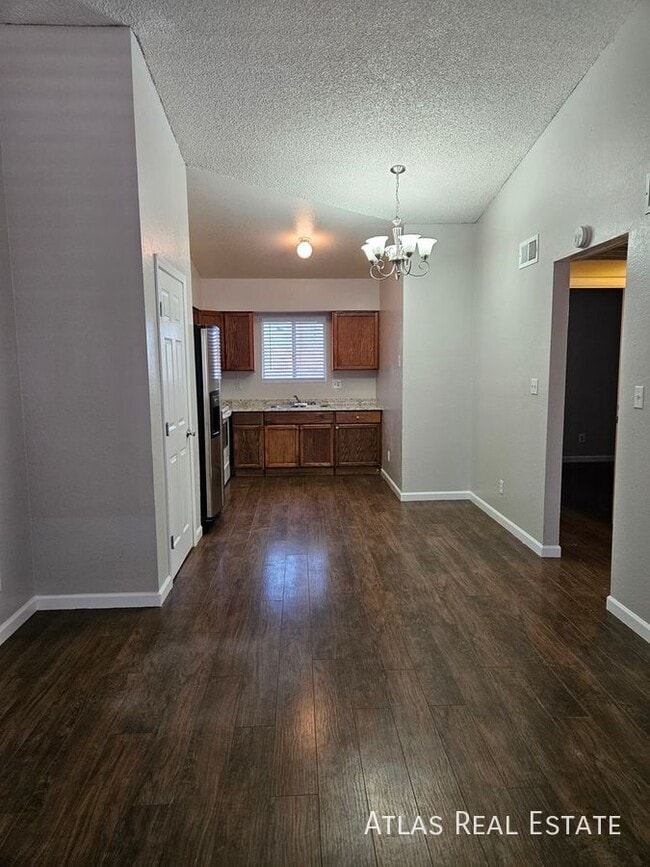 Building Photo - 306 E Vine Cir