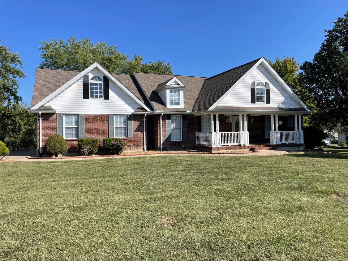 Foto principal - 4 Bed 3 Bath For Rent in Troy, MO