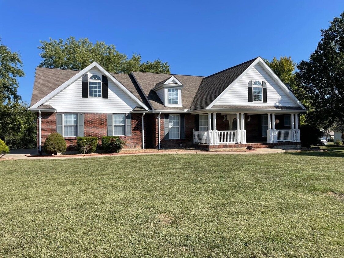 Primary Photo - 4 Bed 3 Bath For Rent in Troy, MO