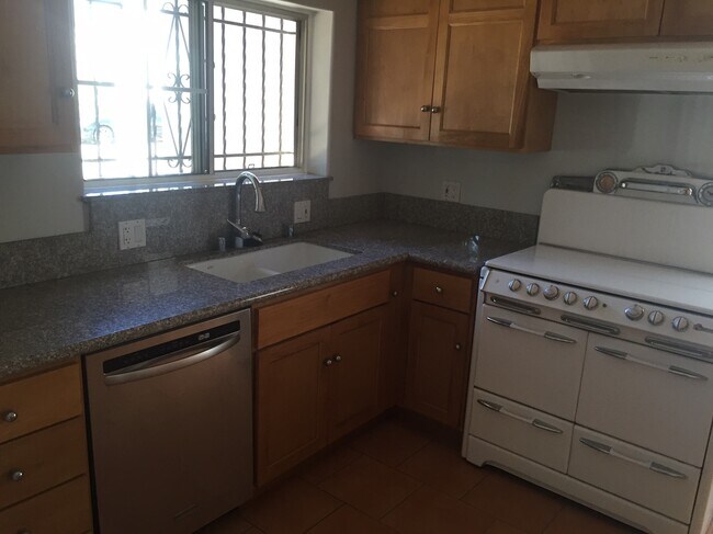 Kitchen w Stove - 1610 Washington Ave
