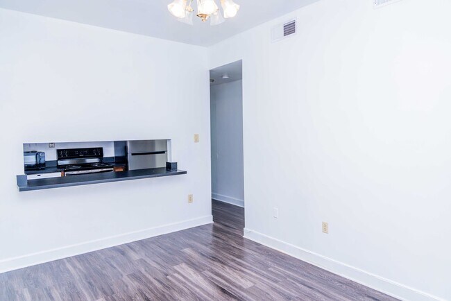 Photo - 104 & 104 1/2 E Clay St Apartment