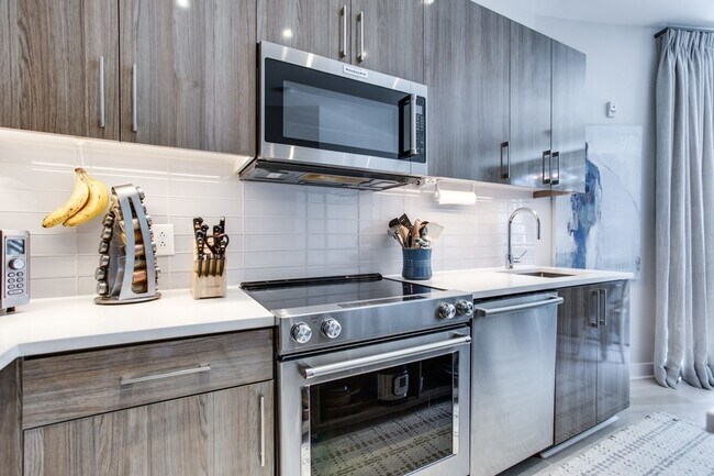 Foto del edificio - AMAZING Condo Overlooking Adams Morgan!