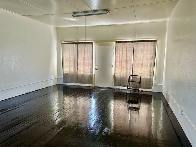 Building Photo - 2.5 miles to Oregon Tech and Sky Lakes, 2b...