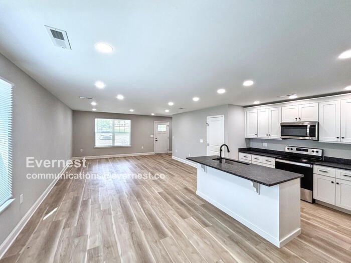 Building Photo - Charming 3-Bedroom Home in a Convenient Lo...