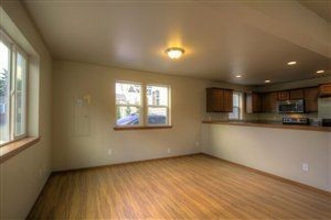 Building Photo - Lease Take Over - 1 bd in a 4 bd house