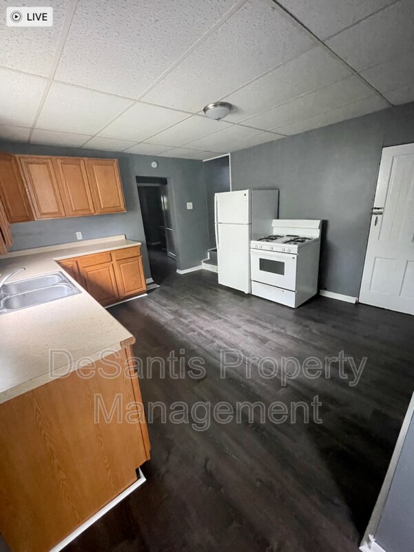 Building Photo - 767 School St