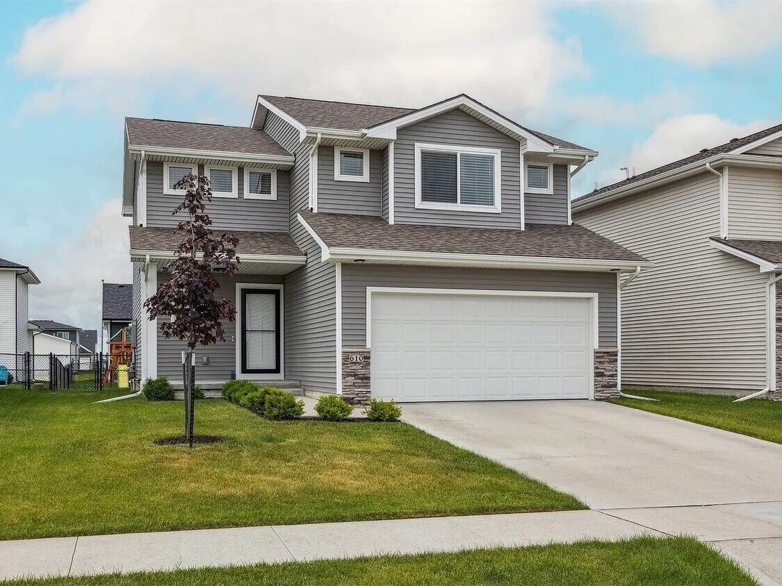 Primary Photo - Bright & Modern 4-Bedroom Home in Deer Cre...