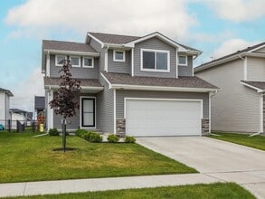 Building Photo - 610 NE Whitetail Dr