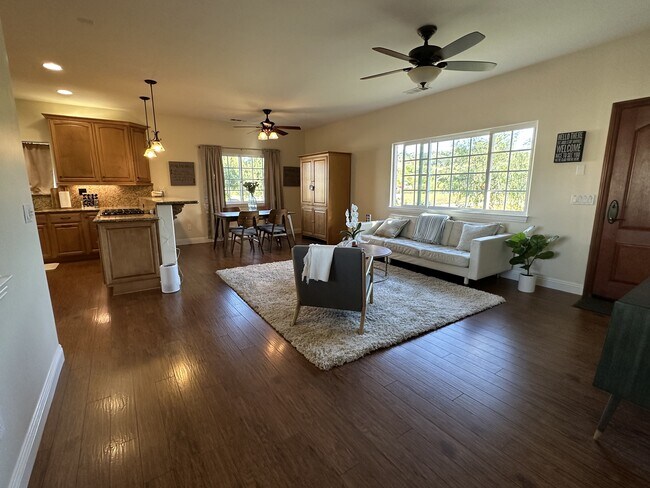 Foto del edificio - 27474 Sycamore Mesa Rd