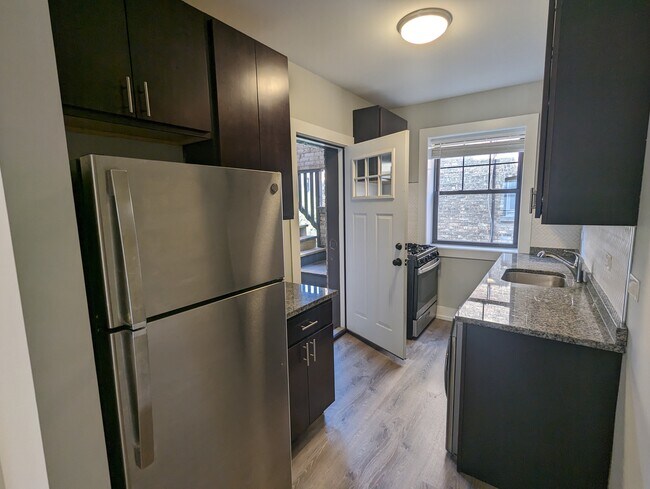 Foto del edificio - 1128 Maple Ave