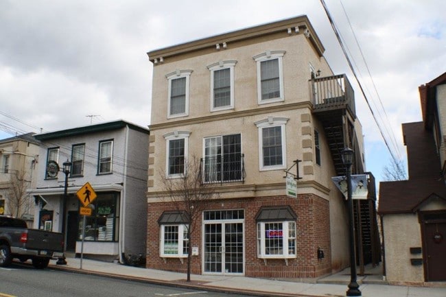 Building Photo - 327 E Main St