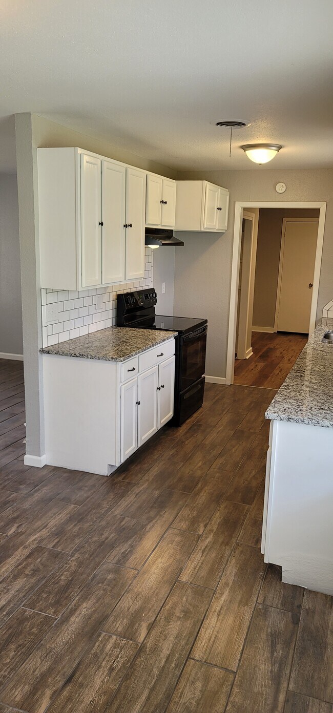 Building Photo - 712 W Rebecca Ave