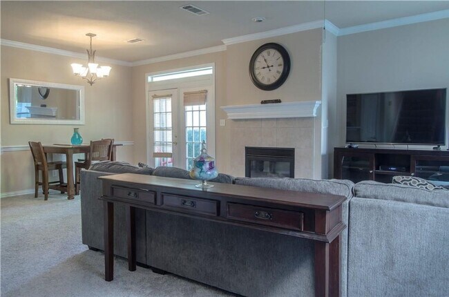 Building Photo - Beautiful 3 bedroom 2.5 bath with a 2 car ...