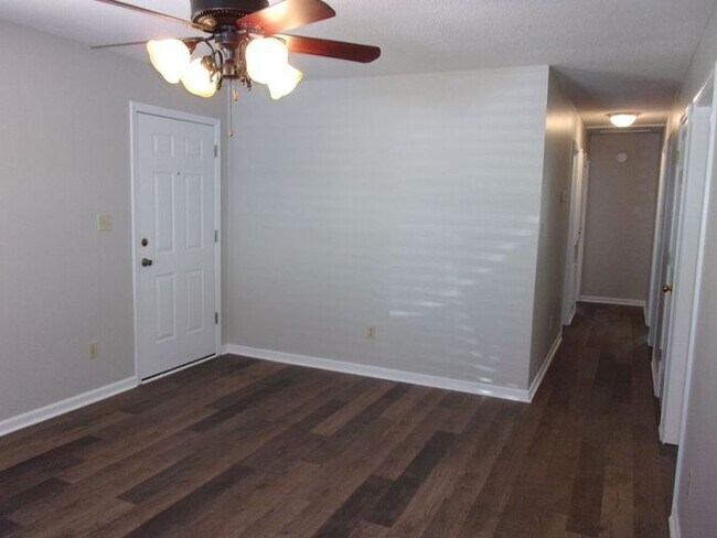 Building Photo - Off McConnells Hwy 3 Bedroom 1 Bath Brick ...