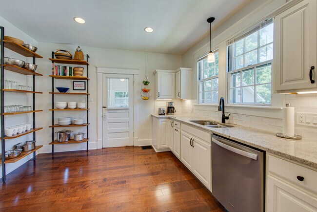 Foto del edificio - 2231 Blair Blvd