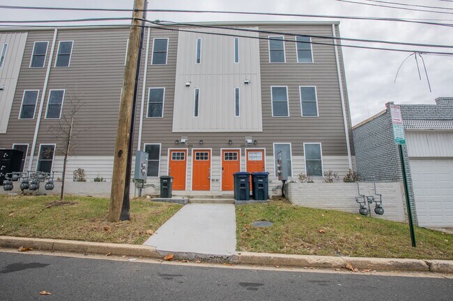 Foto del edificio - Newly Built 3 BR/3 BA Townhome in Hillcrest!