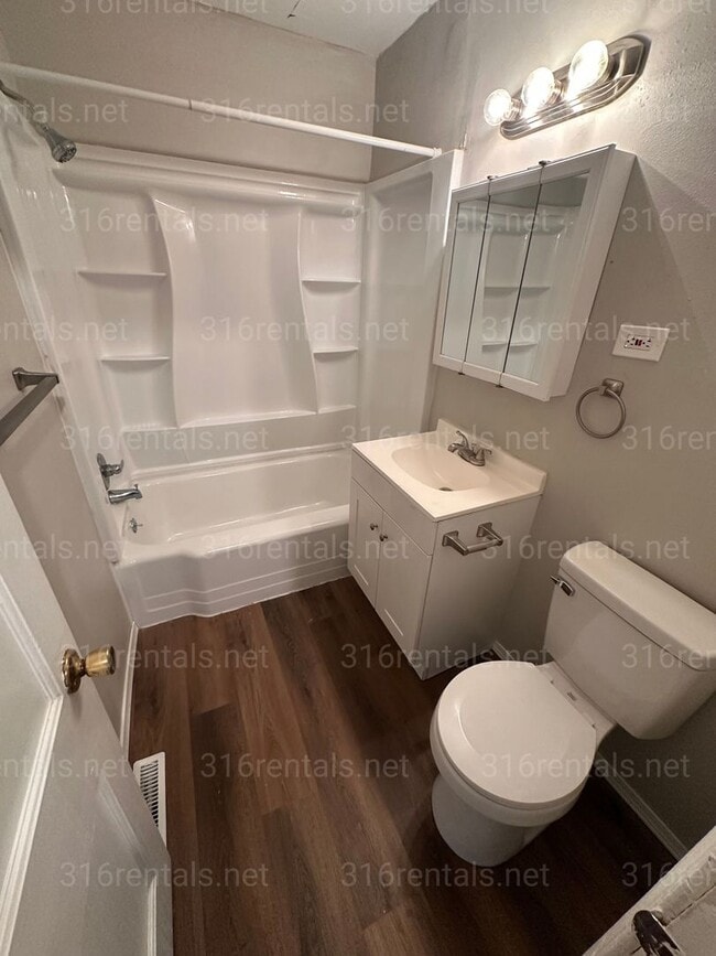 Building Photo - $950 - 2 bedroom / 1 bathroom home with a bonus loft!