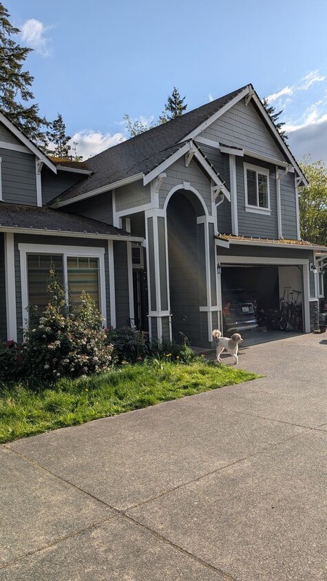 Foto principal - Charming 4BR House in Fairwood