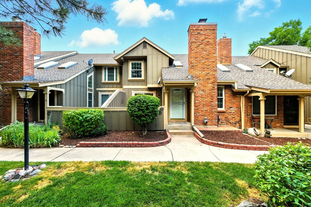 Foto principal - Gorgeous 3 Bed 2.5 Bath Townhome in Little...