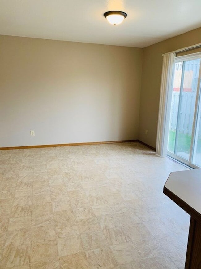 Building Photo - Sil1000(CWP)