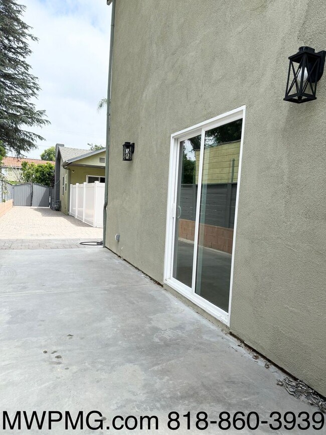 Foto del edificio - 14028-14030 Bessemer St.