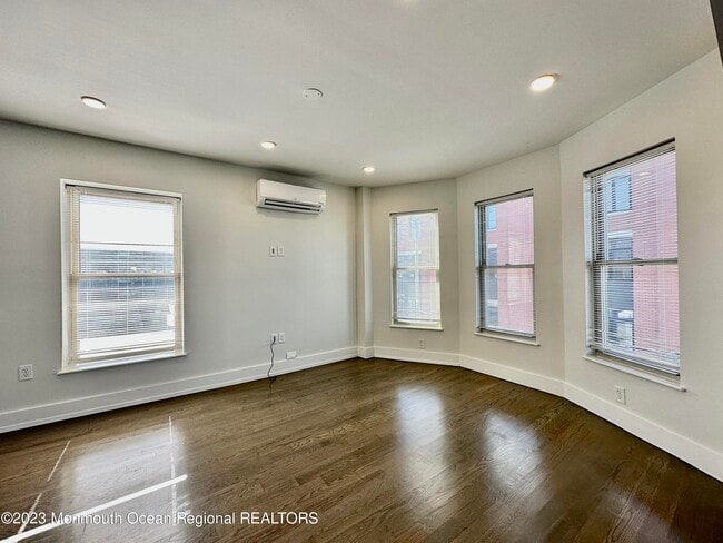 Building Photo - 410 Bond St