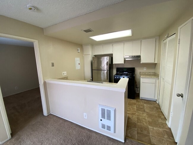 Building Photo - 2 BR 2 BA 1 Story Condo w/Balcony W/D Gate...