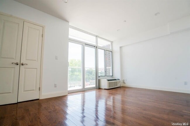 Foto del edificio - 109-15 72nd Rd