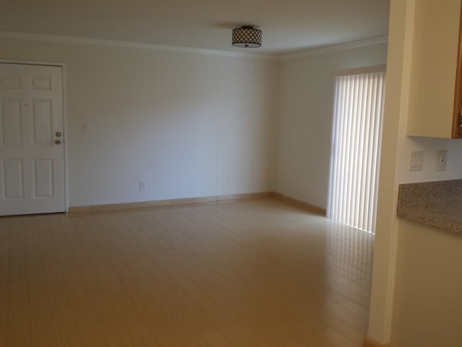 Building Photo - 302 E Elmwood Ave