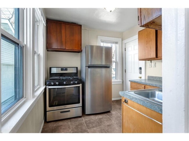 Building Photo - 203 Annapolis St W