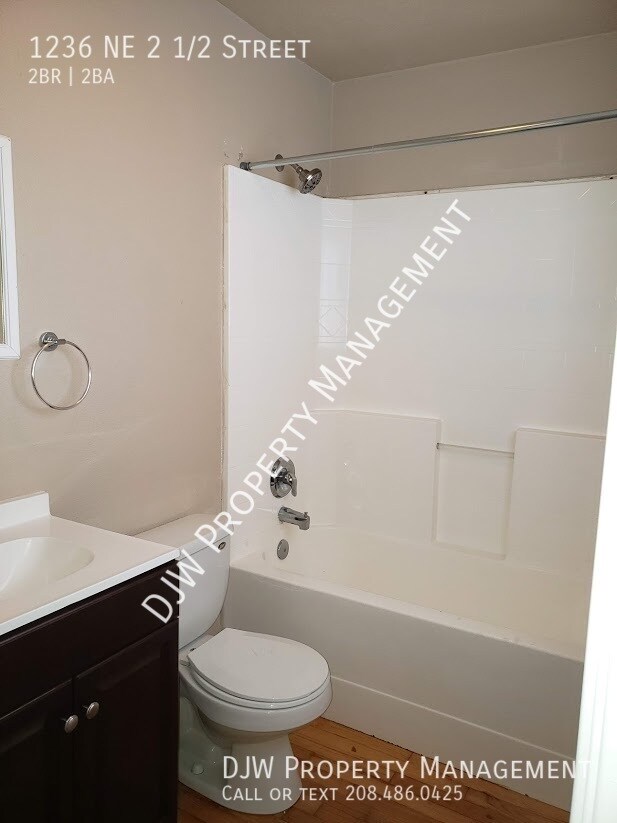 Building Photo - Custom Built Ins and Hardwood Floors!