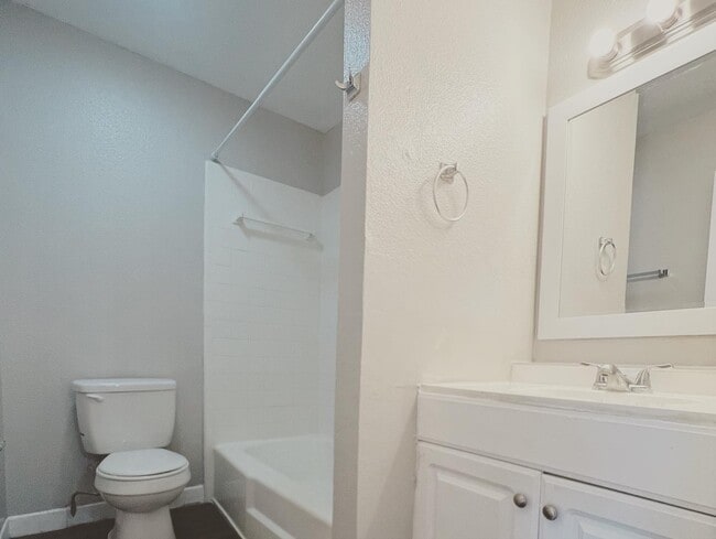 Building Photo - 455 Eldon Dr