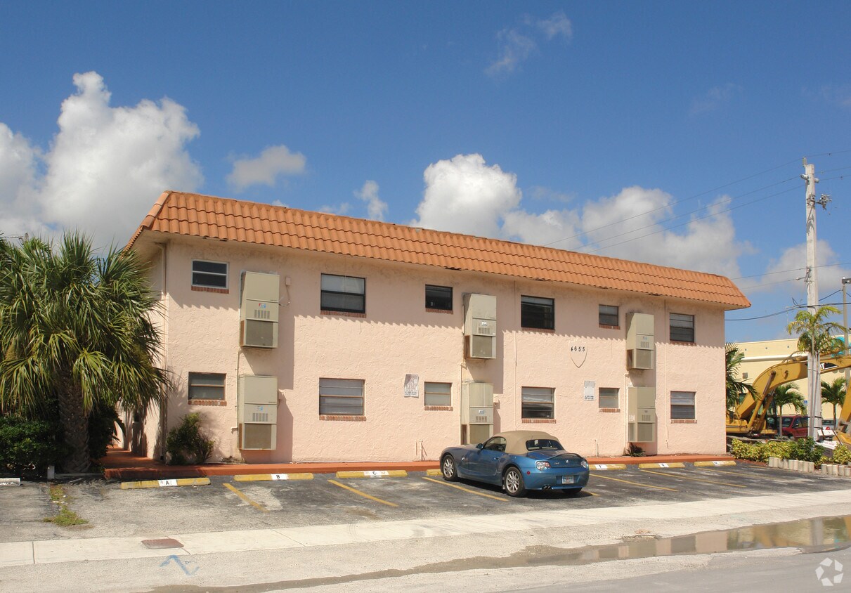 Building Photo - Pine House Apartments