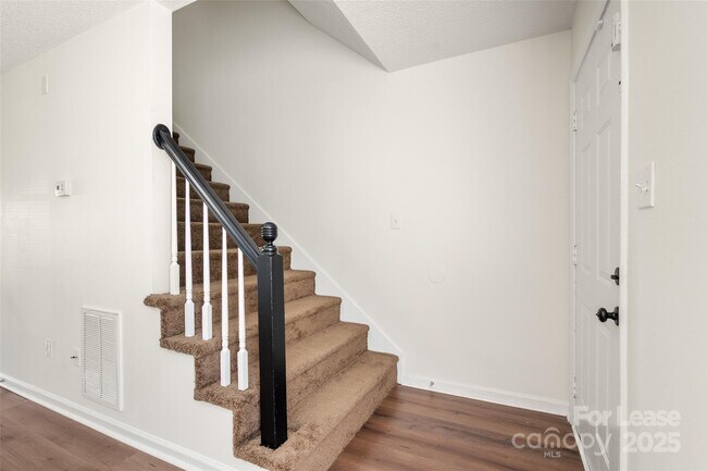 Foto del edificio - 608 Bethpage Rd