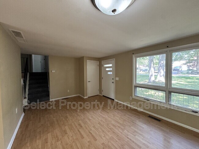 Foto del edificio - 7001 Blake Dr