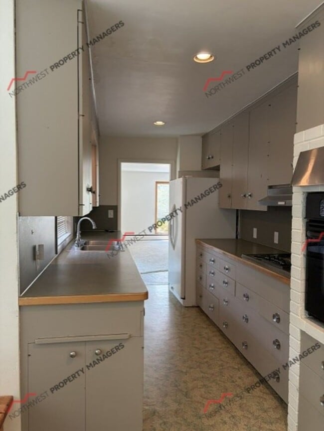 Building Photo - STATUS: AVAILABLE | R138B | $2195 + $100 flat rate for W/S