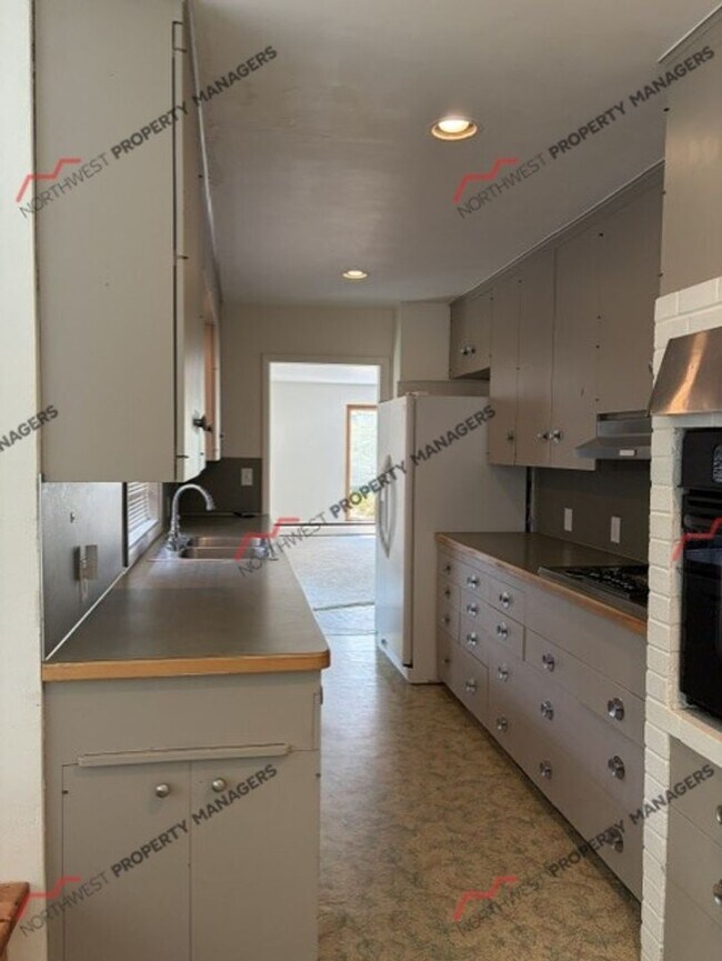 Foto del edificio - STATUS: AVAILABLE | R138B | $2195 + $100 flat rate for W/S