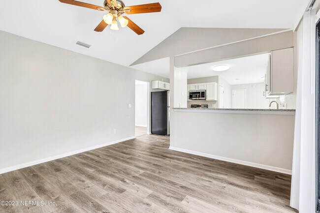 Foto del edificio - 8283 Country Creek Blvd