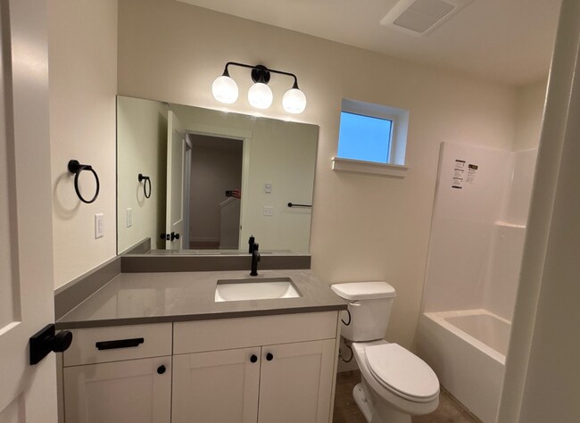 Foto del edificio - New Construction Luxury Townhomes - 352 E. Bakerview Road