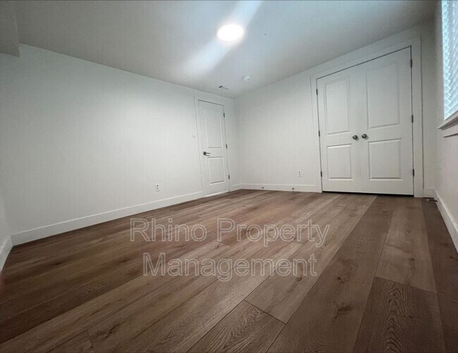 Building Photo - 660 800 E